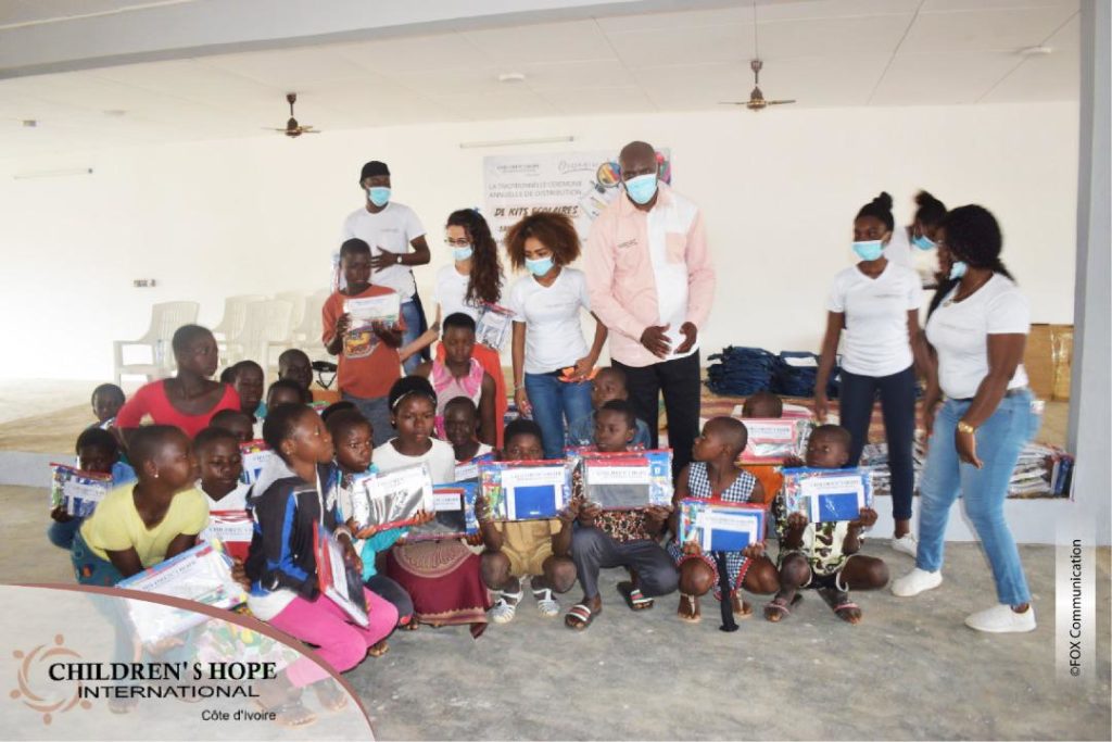 Sakassou : Une fondation offre 700 kits scolaires aux écoliers orphelins et parents démunis